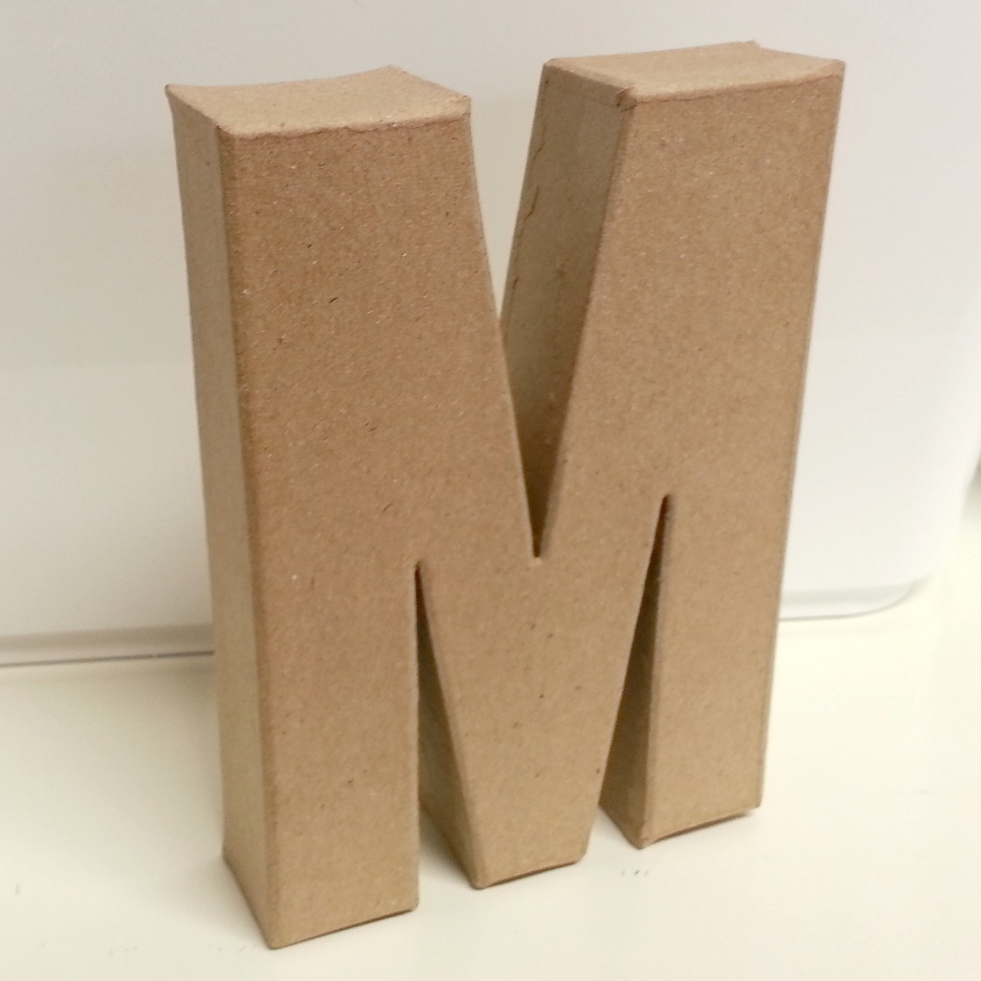Letra - M de papel mache. Medidas aproximadas: 15 x 10,5 x 3 cm. - Komola  Krafts