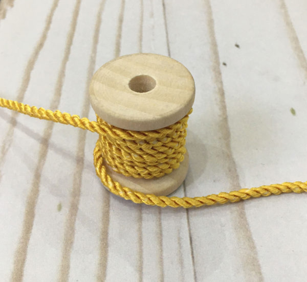 Cordón de rayón mediano amarillo con mini motitas