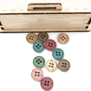 Botón de madera decorado pespunte